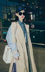 ​女艺人戚薇清爽利落时尚机场街拍