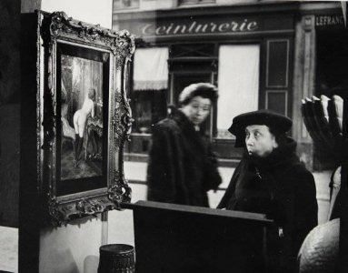 ​1948年. 巴黎罗米画廊橱窗里的瓦格纳画作 by Robert Doisneau  .
