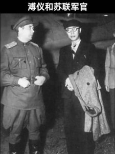 ​1945年，日本战败投降，伪满洲国皇帝溥仪宣布退位……