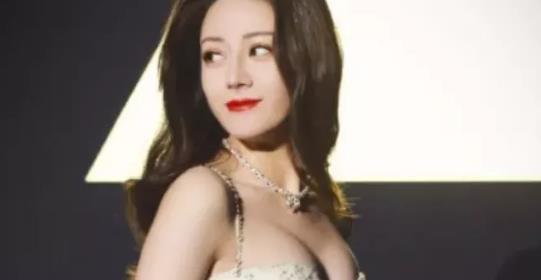 迪丽热巴身材到底有多好？节目组故意关滤镜，看清反差好真实！