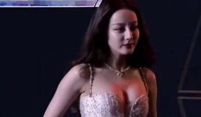 ​迪丽热巴身材到底有多好？节目组故意关滤镜，看清反差好真实！