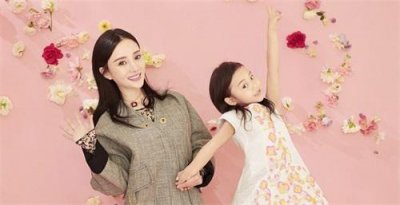 ​李小璐晒与甜馨滑雪照，甜馨穿粉衣摆弄滑板认真可爱无比！