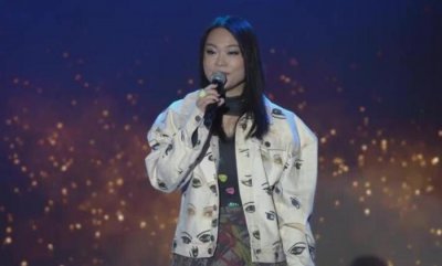 ​48岁许美静近况曝光，罕见现身唱《城里的月光》，网友：回忆的声音