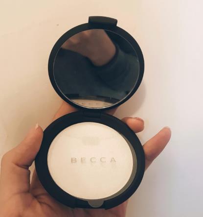 becca小飞碟高光粉饼怎么样 becca小飞碟高光使用测评