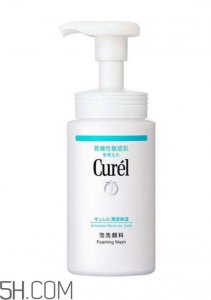 ​珂润洗面奶适合油皮吗?珂润洗面奶是皂基的吗？