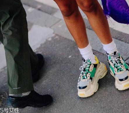 袜子怎么搭配时尚？袜子外露搭配图片
