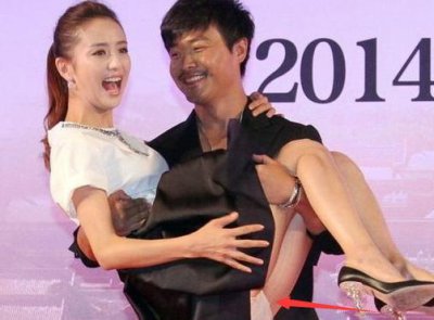 ​明星的“出丑”瞬间：佟丽娅险走光，柳岩摔跤，她直接被扯掉外裤