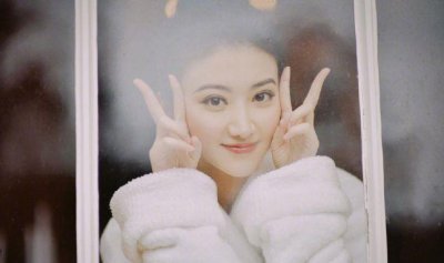 ​景甜晒出“存货”久违营业，穿浴袍倚靠窗前仙气飘飘