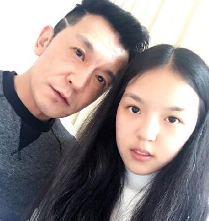 李咏换了发型变成这样，堪比全脸整容，网友：被理发师坑了十几年