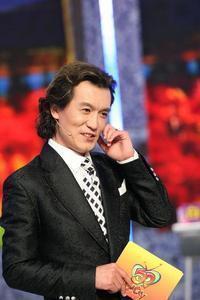 李咏换了发型变成这样，堪比全脸整容，网友：被理发师坑了十几年