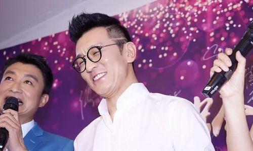 李咏换了发型变成这样，堪比全脸整容，网友：被理发师坑了十几年