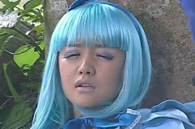 小魔仙里玲珑为何中毒三秒就死了，看到她服装后，编剧太鬼才了