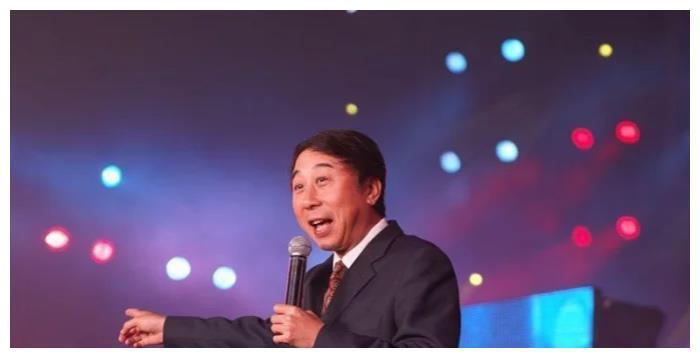 冯巩落选今年春晚，其中原因到底为何，董卿仅两字说明