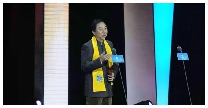 冯巩落选今年春晚，其中原因到底为何，董卿仅两字说明