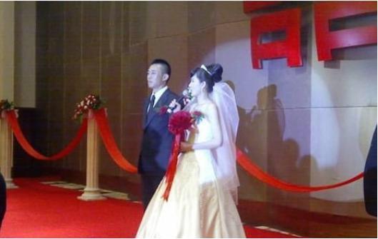 国家一级演员，成名后狠心抛弃演员妻子，传绯闻被网友骂没良心
