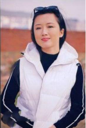 国家一级演员，成名后狠心抛弃演员妻子，传绯闻被网友骂没良心