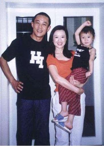 国家一级演员，成名后狠心抛弃演员妻子，传绯闻被网友骂没良心