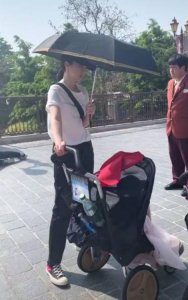 ​董璇带女儿逛迪士尼，低调推车却不见高云翔？