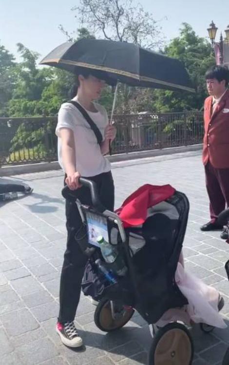 董璇带女儿逛迪士尼，低调推车却不见高云翔？