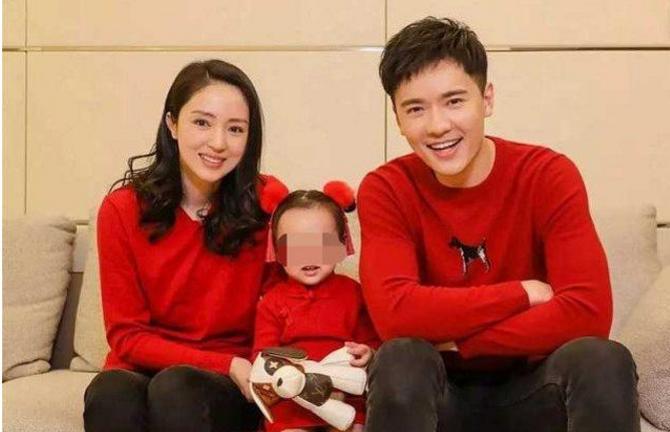 董璇带女儿逛迪士尼，低调推车却不见高云翔？