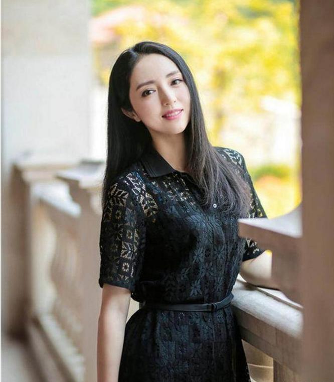 董璇带女儿逛迪士尼，低调推车却不见高云翔？
