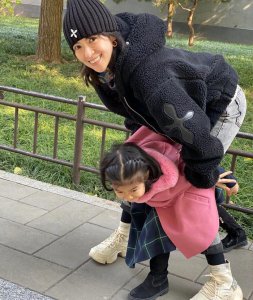 ​章子怡晒出游照！孩子们开心打闹，一家四口超温馨