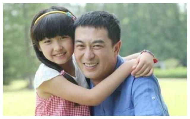张嘉译捧红的4个女儿，前三位都成一线，最后一位“查无此人”！