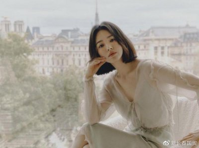 ​宋仲基官宣再婚后，宋慧乔首次露面，同框小她15岁嫩模真实状态曝光