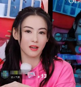 ​张柏芝首次直播带货人气高 穿芭比粉卫衣跳樱花舞少女感满满