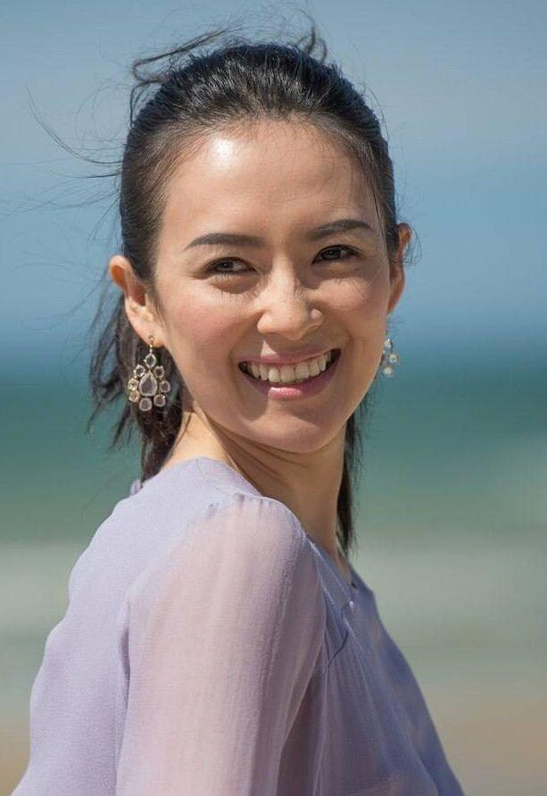 章子怡海边素颜照，虽说五官精致但没了妆容，和电视上判若两人