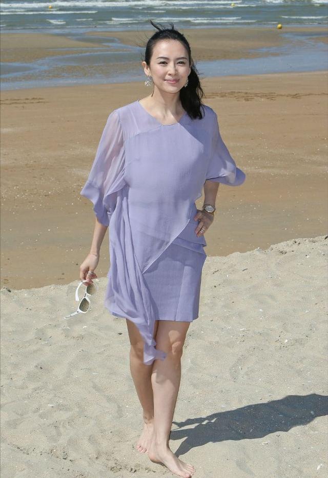 章子怡海边素颜照，虽说五官精致但没了妆容，和电视上判若两人