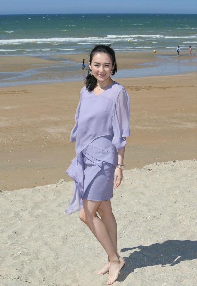 章子怡海边素颜照，虽说五官精致但没了妆容，和电视上判若两人