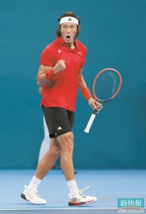 ​张之臻登上亚运会男单网球最高领奖台 中国男网时隔29年再夺金