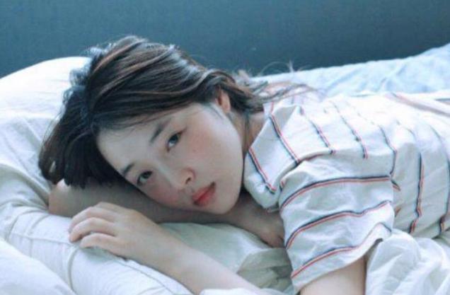 韩国女星雪莉放飞自我，真空出行引人热议，女粉却力挺她