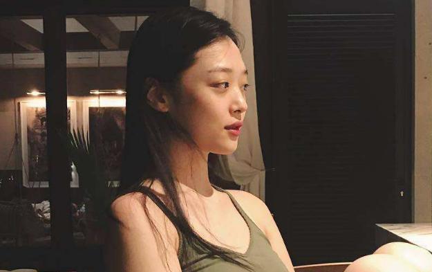 韩国女星雪莉放飞自我，真空出行引人热议，女粉却力挺她