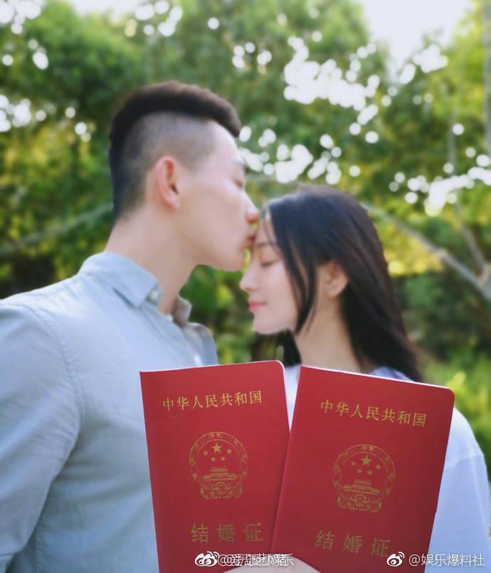 张馨予婚礼，突然发现何捷是真的帅，军婚就是这样，低调从简