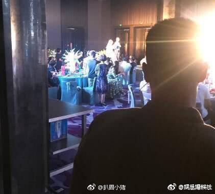 张馨予婚礼，突然发现何捷是真的帅，军婚就是这样，低调从简