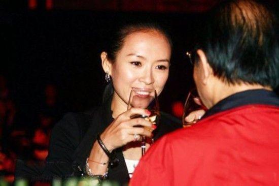娱乐圈有多乱，看了这些女星陪酒的照片，才知道娱乐圈真的很乱！
