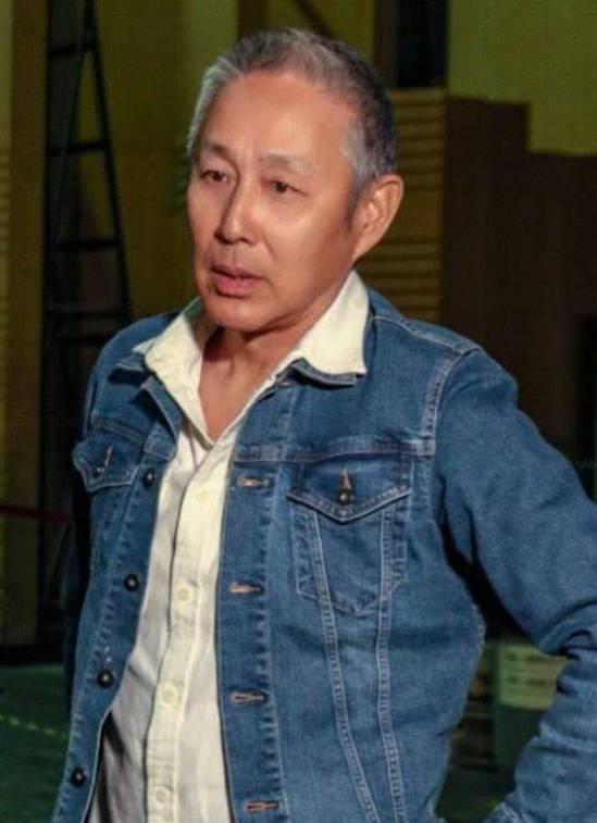 63岁陈道明近照曝光，与老友胡军濮存昕合影，头发花白面容苍老