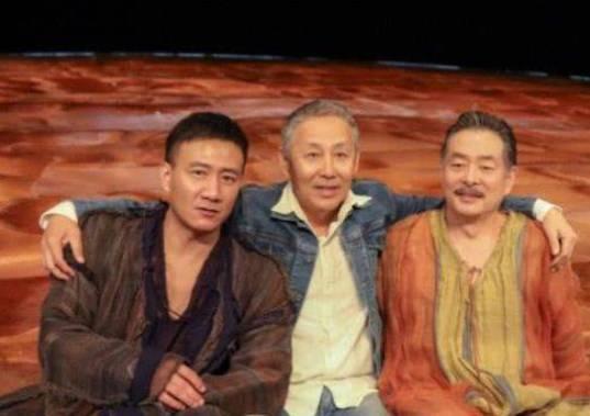63岁陈道明近照曝光，与老友胡军濮存昕合影，头发花白面容苍老