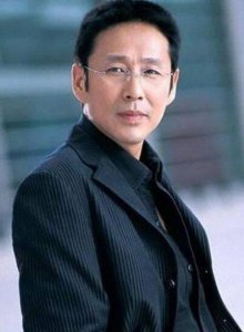 ​63岁陈道明近照曝光，与老友胡军濮存昕合影，头发花白面容苍老