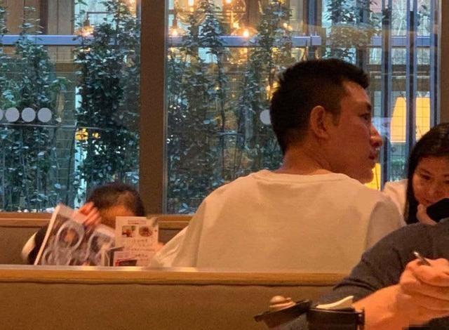 贾乃亮带甜馨外出吃饭，甜馨全程面无表情，父女之间似乎有了隔阂