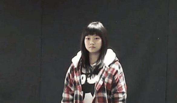 冯提莫18岁艺考旧照被扒，又矮又黑简直土掉渣，整没整容一目了然