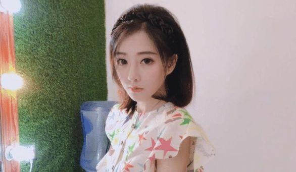 冯提莫18岁艺考旧照被扒，又矮又黑简直土掉渣，整没整容一目了然