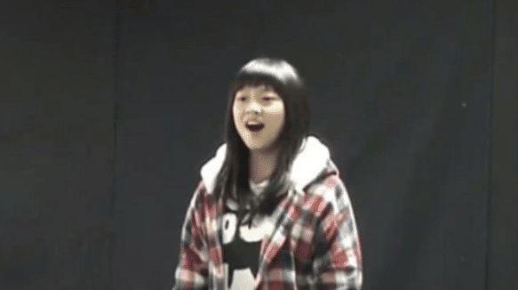 冯提莫18岁艺考旧照被扒，又矮又黑简直土掉渣，整没整容一目了然