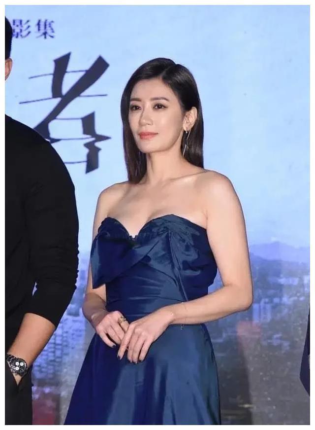 贾静雯好奔放，真空穿抹胸礼服秀撩人身材，凹凸有致太辣眼！