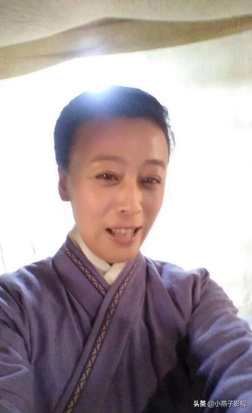 她是东北演员，出道多年一直跑龙套，今在《怒晴湘西》演二姑走红