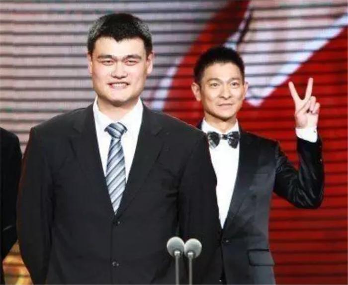 2张巨人生活照：和姚明合照要搬桌子，巨石强森在奥尼尔面前也小