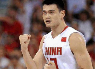 ​2张巨人生活照：和姚明合照要搬桌子，巨石强森在奥尼尔面前也小