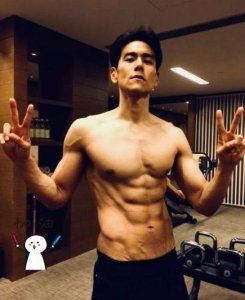 ​彭于晏陷“中年危机”，8块腹肌有什么用？也救不了他的脱发